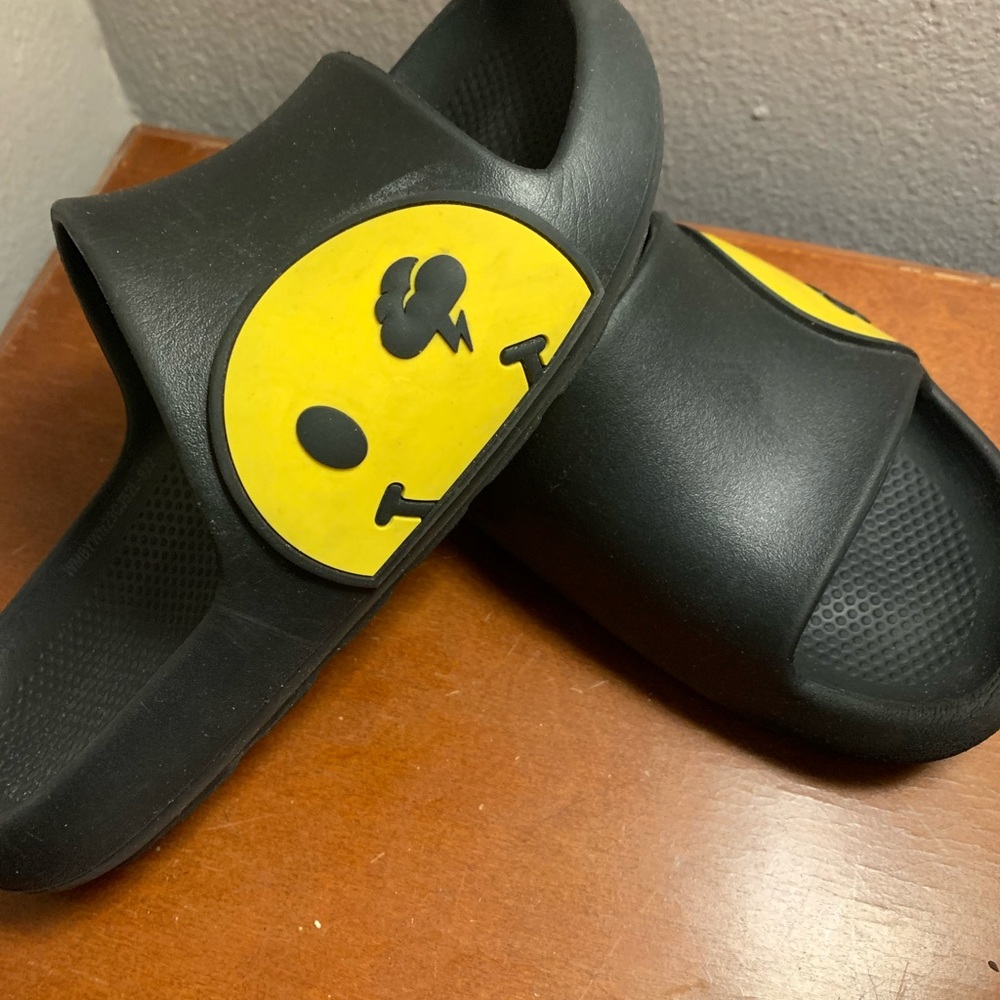 Size 2-3 smiley face emoji slides